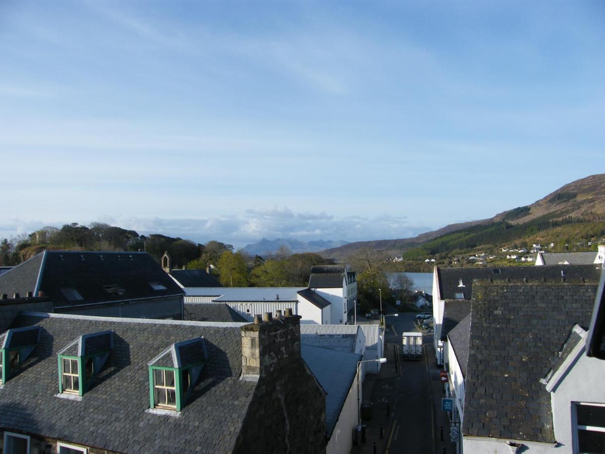 The Caledonian Hotel Portree Exterior photo